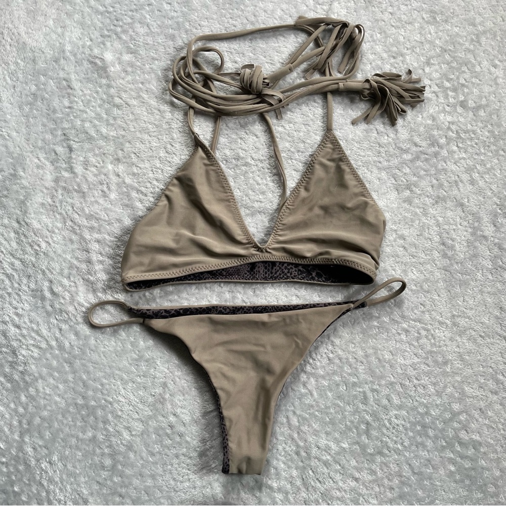 Acacia set tijuca top large and fins bottoms medium in cement